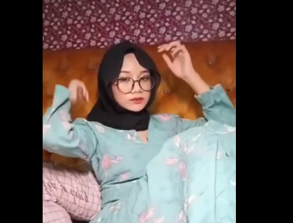 ABG Jilbab Hitam Kacamata Colmek Mastrubasi Binal